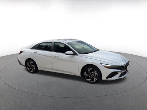 Used 2025 Hyundai Elantra Limited image 2