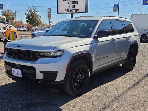 Used 2024 Jeep Grand Cherokee L Laredo image 2