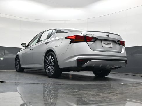 Used 2025 Nissan Altima 2.5 SV FWD image 44