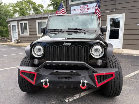 Used 2017 Jeep Wrangler Sahara AWD/4WD image 2