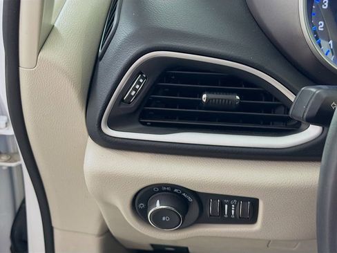 Used 2023 Chrysler Pacifica Touring-L image 12