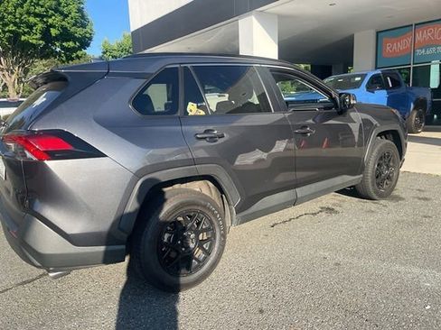 Used 2021 Toyota RAV4 XLE FWD image 3