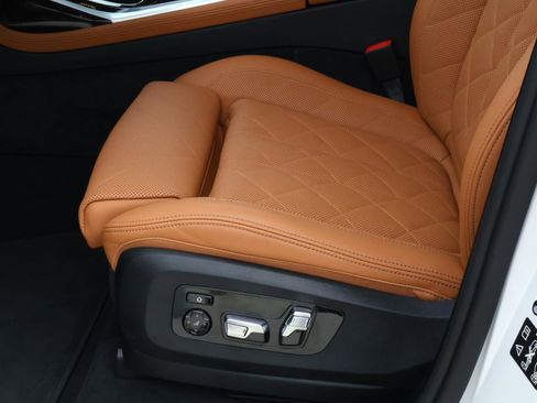 Used 2026 BMW X7 xDrive40i w/ Executive Package image 16