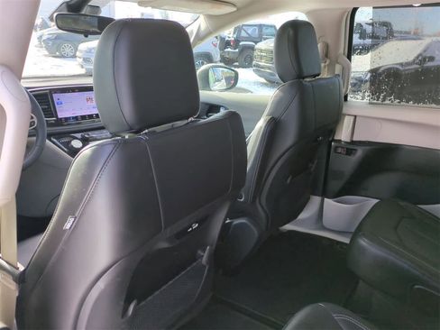 Used 2023 Chrysler Pacifica Touring-L image 18