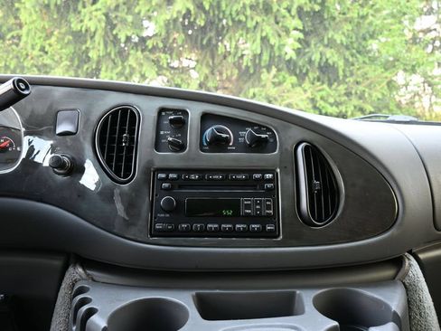 Used 2006 Ford E-150 and Econoline 150 RWD image 26
