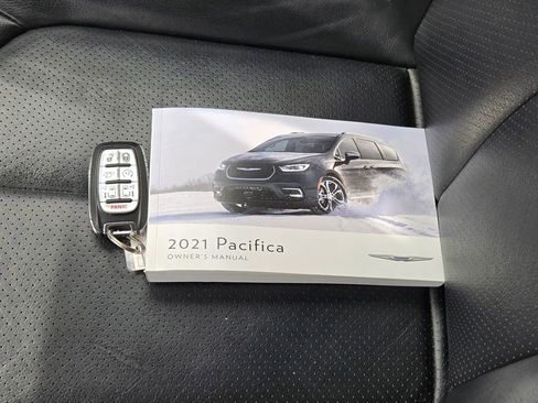 Used 2021 Chrysler Pacifica Touring-L FWD image 11