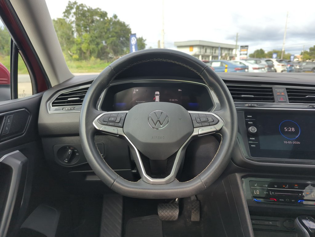 Used 2023 Volkswagen Tiguan SE w/ Panoramic Sunroof Package FWD image 17