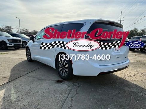 Used 2023 Chrysler Pacifica Touring-L image 7