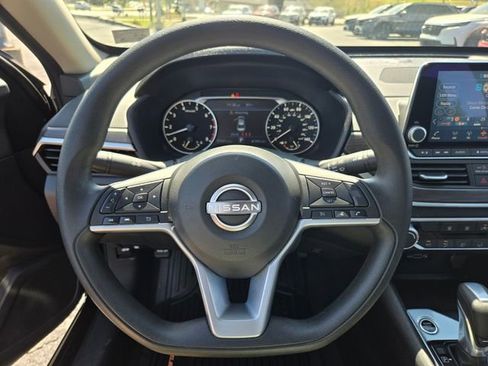 Used 2025 Nissan Altima 2.5 SV FWD image 30