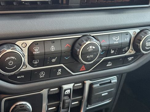 Used 2024 Jeep Wrangler Sahara image 19