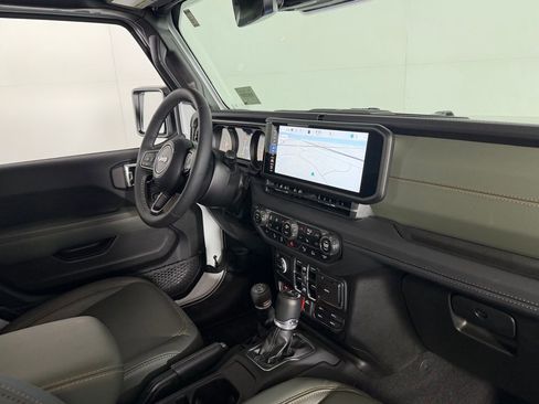 Used 2025 Jeep Gladiator Mojave AWD/4WD image 33