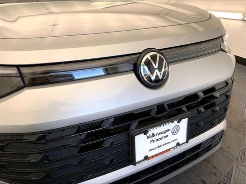 Used 2025 Volkswagen Tiguan SE w/ Panoramic Sunroof Package AWD/4WD image 30