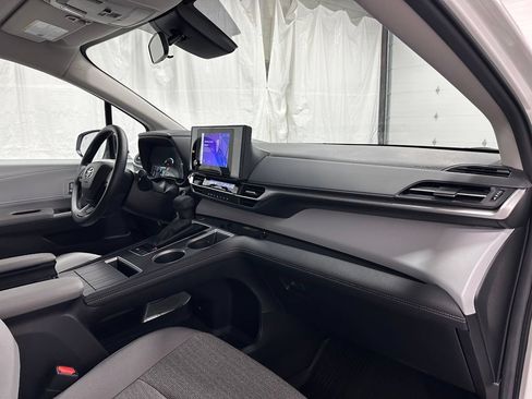 Used 2025 Toyota Sienna LE FWD image 61