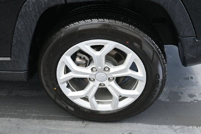 Used 2024 Jeep Compass Latitude AWD/4WD image 13