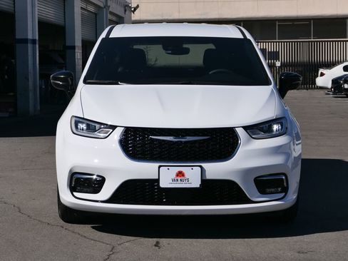 Used 2024 Chrysler Pacifica Touring image 7