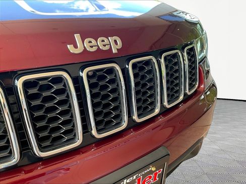Used 2018 Jeep Grand Cherokee Laredo AWD/4WD image 29