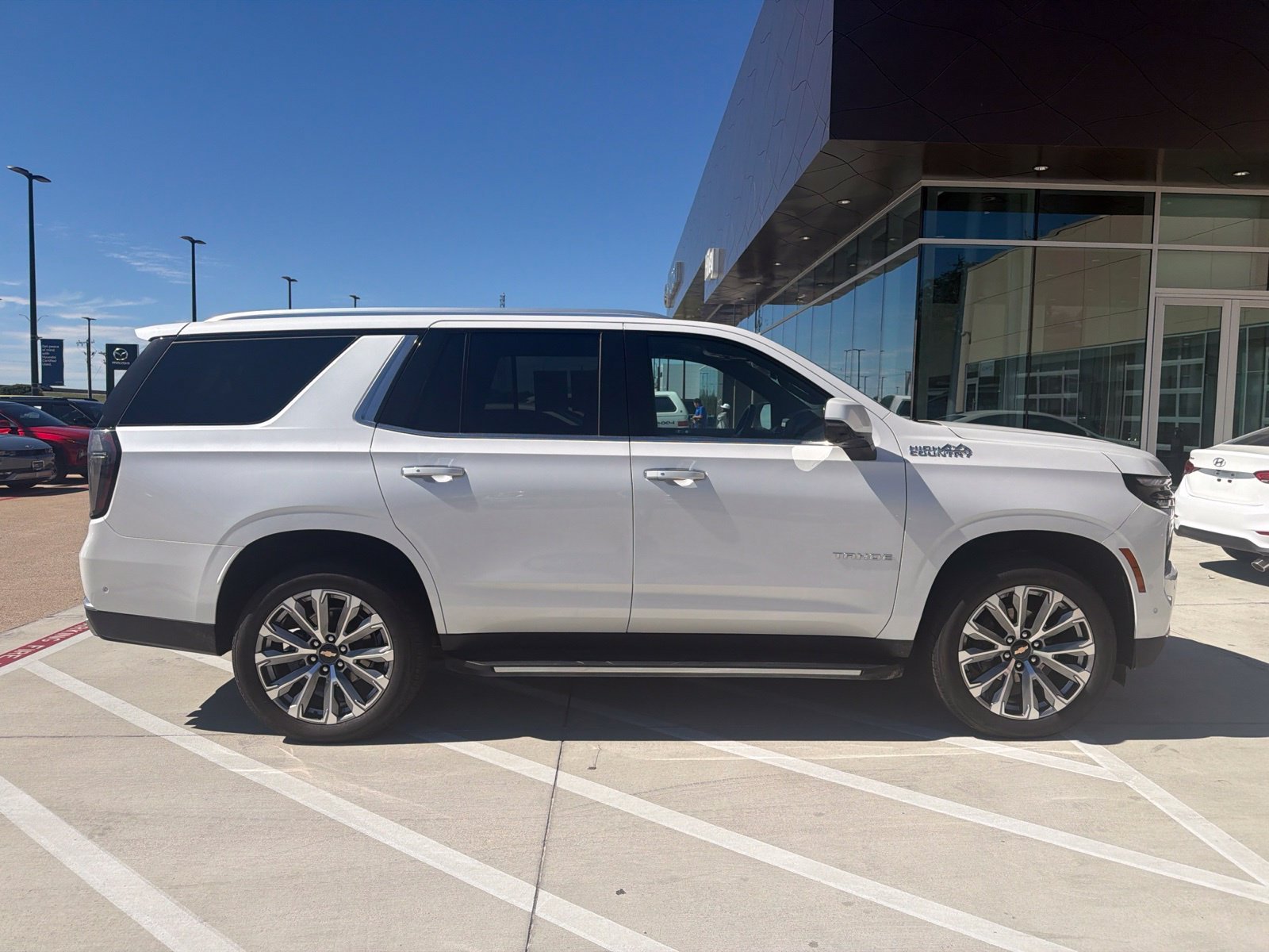 Used 2025 Chevrolet Tahoe High Country AWD/4WD image 4