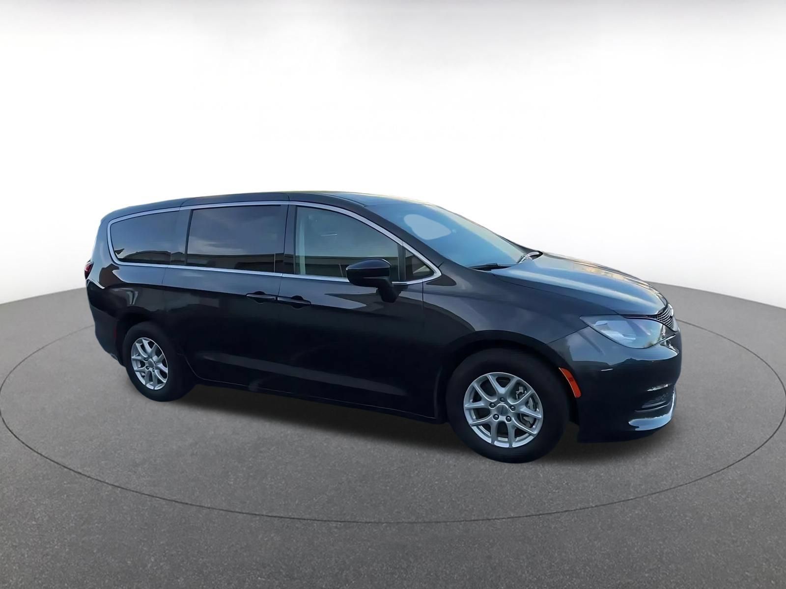 Used 2023 Chrysler Voyager LX FWD image 2