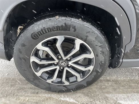 Used 2023 Toyota Corolla Cross SE w/ Moonroof Package image 12