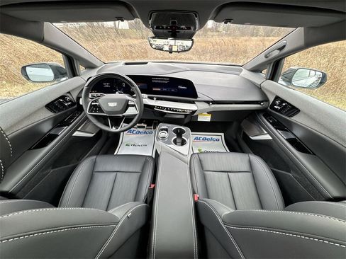 New 2026 Cadillac Optiq Luxury 2 image 21