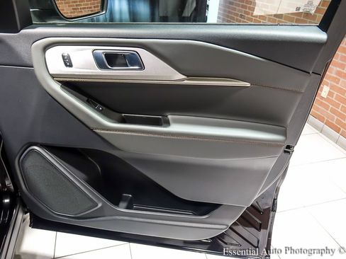 Used 2025 Ford Explorer Active image 29