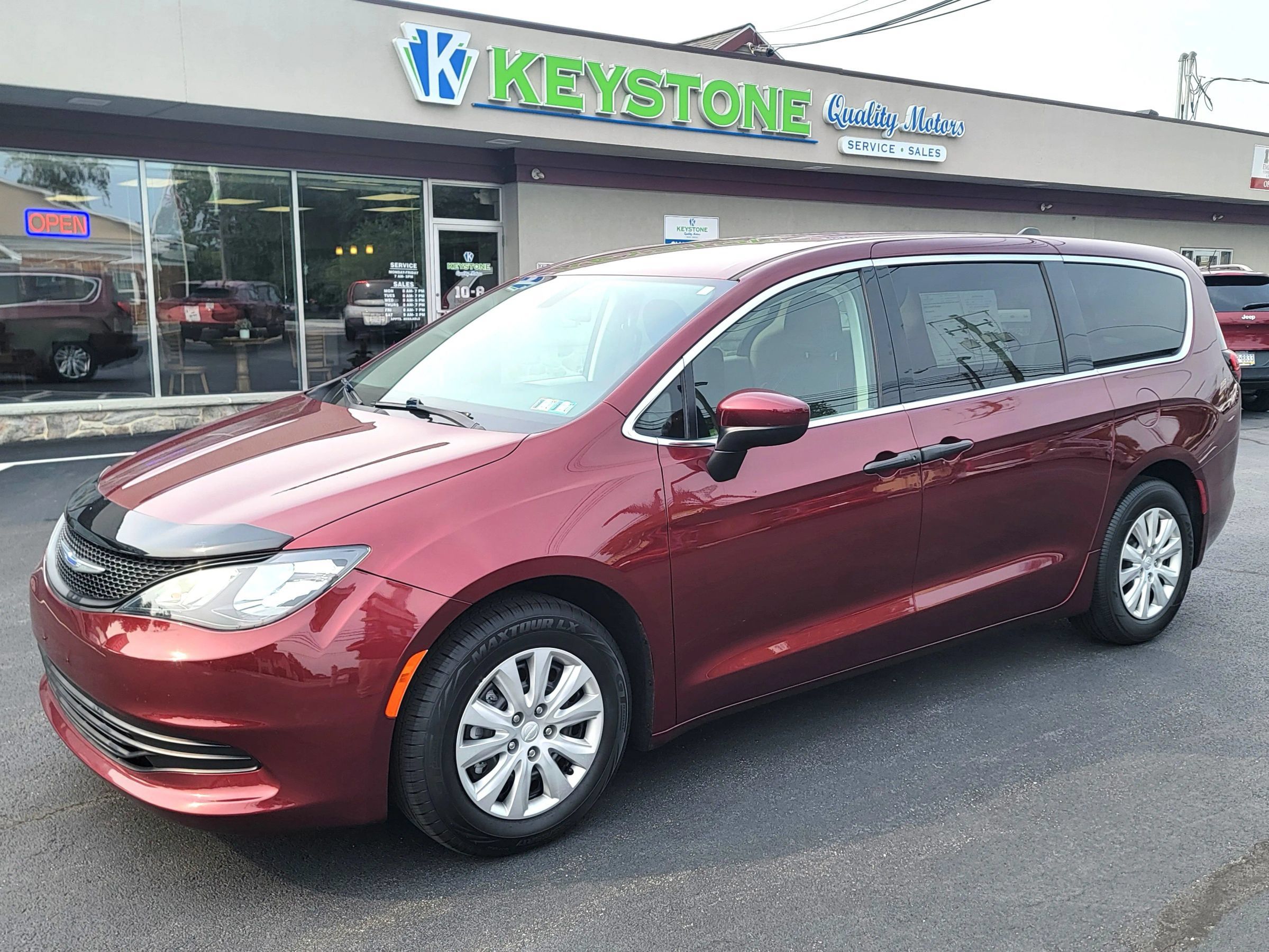 Used 2020 Chrysler Voyager L FWD image 1
