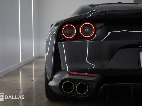 Used 2018 Ferrari 812 Superfast RWD image 10