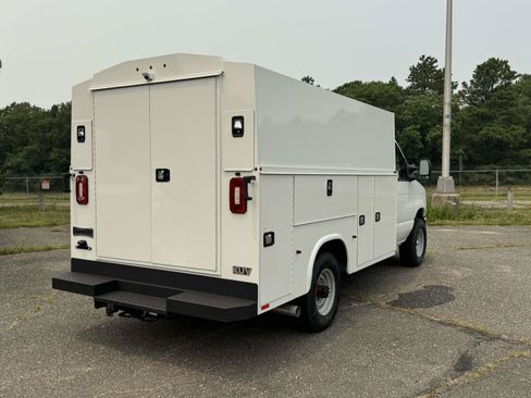 New 2027 Ford E-350 and Econoline 350 Super Duty w/ Power Equipment Group RWD image 7
