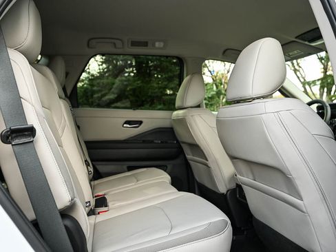 New 2025 Nissan Pathfinder SL image 13