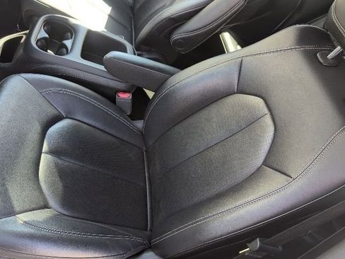 Used 2025 Chrysler Pacifica Select image 21