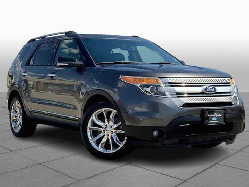 Used 2015 Ford Explorer XLT w/ Equipment Group 202A FWD image 2