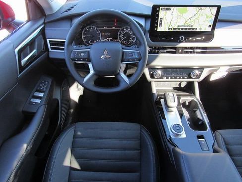 New 2025 Mitsubishi Outlander SE image 10