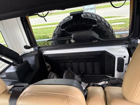 Used 2018 Jeep Wrangler Unlimited Sahara AWD/4WD image 12