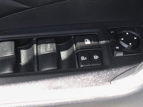 Used 2021 Toyota RAV4 LE AWD/4WD image 18