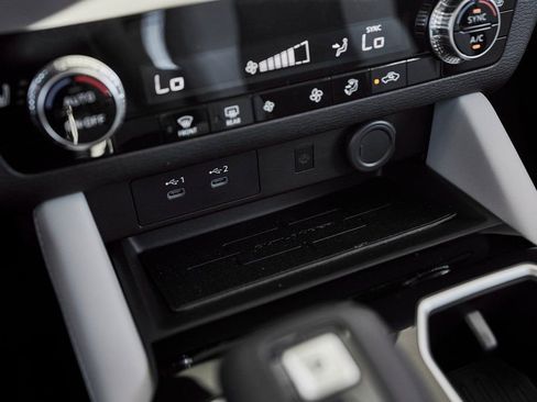 Used 2025 Mitsubishi Outlander SE image 46