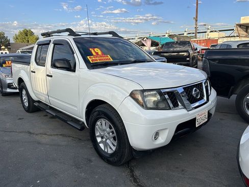 Used 2019 Nissan Frontier SV image 2