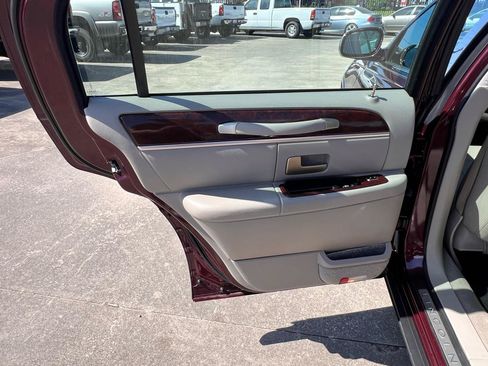 Used 2006 Lincoln Town Car Signature RWD image 27