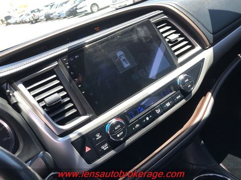 Used 2014 Toyota Highlander XLE FWD image 14