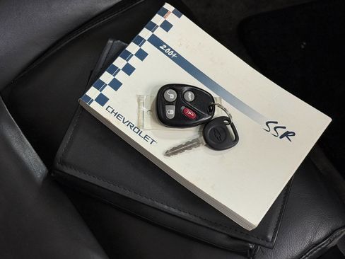 Used 2004 Chevrolet SSR w/ Preferred Equipment Group image 60