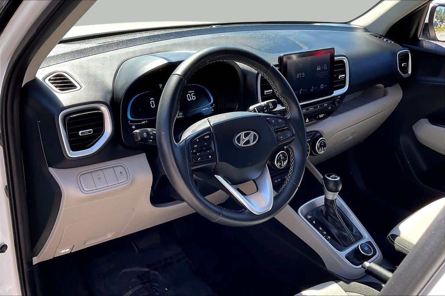 Used 2025 Hyundai Venue SEL FWD image 17