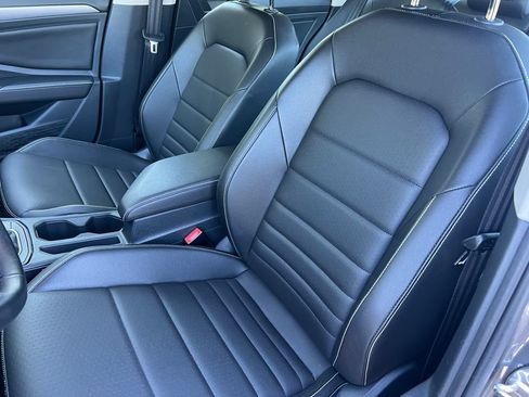 Used 2024 Volkswagen Jetta SE FWD image 11