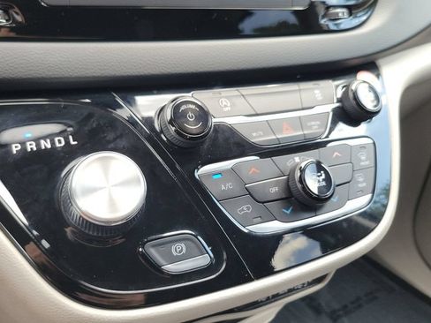 Used 2023 Chrysler Voyager LX FWD image 18