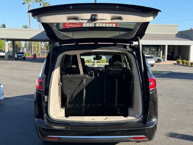 Used 2024 Chrysler Pacifica Limited FWD image 7