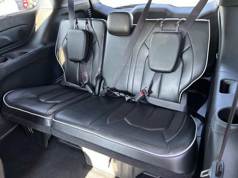 Used 2025 Chrysler Pacifica Limited FWD image 17