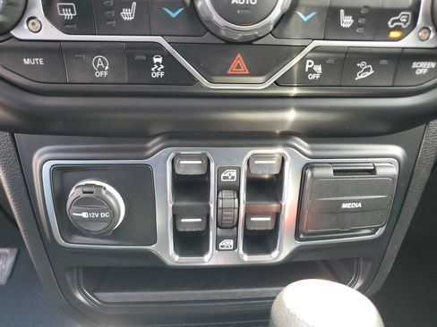 Used 2020 Jeep Wrangler Unlimited Sport image 25