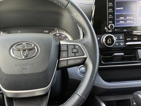Used 2022 Toyota Highlander XLE AWD/4WD image 17