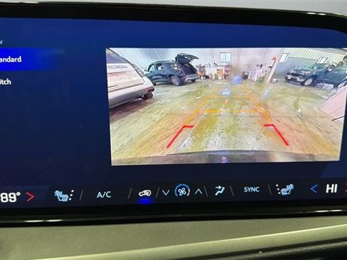 Used 2025 Chevrolet Traverse LT image 33