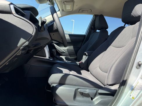 Used 2025 Toyota Corolla Cross LE image 27