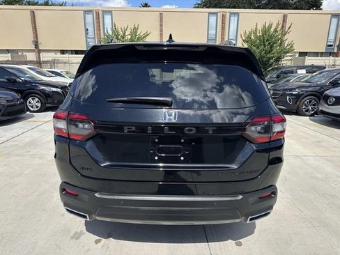 Certified 2025 Honda Pilot Black Edition image 6
