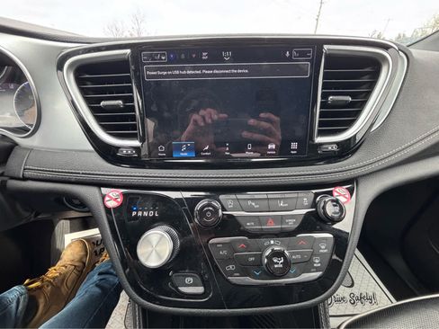 Used 2025 Chrysler Pacifica Limited image 25